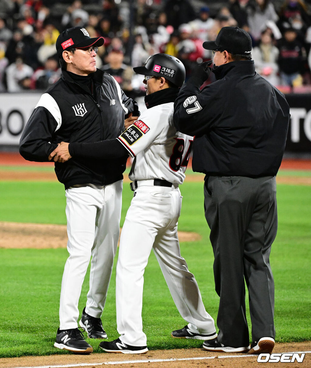 LG가 9회 2아웃 이후에 짜릿한 홈런포로 극적인 역전승을 거뒀다. 한국시리즈 우승 확률 88%를 잡았다. LG는 10일 수원 KT위즈파크에서 열린 2023 KBO리그 한국시리즈(7전 4승제) 3차전 KT와 경기에서 8-7 극적인 승리를 거뒀다.9회말 1사에서 KT 이강철 감독이 김준태의 체크 스윙 판정에 최수원 3루심에게 불만을 나타내고 있다. 이강철 감독은 퇴장. 2023.11.10 /jpnews@osen.co.kr