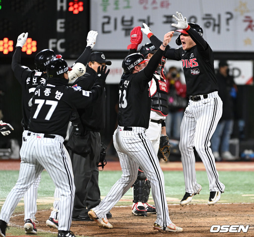 10일 오후 수원 KT위즈파크에서 ‘2023 신한은행 SOL KBO 포스트시즌 한국시리즈’ 3차전 KT 위즈와 LG 트윈스의 경기가 열렸다.9회초 2사 1,2루에서 LG 오지환이 우월 스리런 홈런을 치고 홈에서 동료들과 환호하고 있다. 2023.11.10 /sunday@osen.co.kr