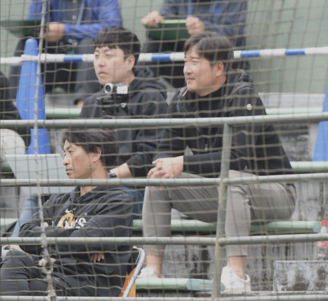 일본 APBC 대표팀 평가전을 지켜보는 이진영 대표팀 코치 / 일본 데일리스포츠 홈페이지