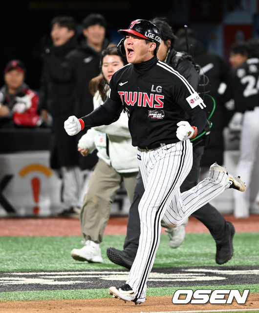 10일 오후 수원 KT위즈파크에서 ‘2023 신한은행 SOL KBO 포스트시즌 한국시리즈’ 3차전 KT 위즈와 LG 트윈스의 경기가 열렸다.9회초 2사 1,2루에서 LG 오지환이 우월 스리런 홈런을 치고 환호하고 있다. 2023.11.10 /sunday@osen.co.kr