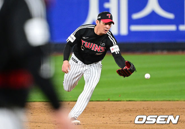 10일 오후 수원 KT위즈파크에서 ‘2023 신한은행 SOL KBO 포스트시즌 한국시리즈’ 3차전 KT 위즈와 LG 트윈스의 경기가 열렸다. 5회말 1사 1루 상황 KT 장성우의 내야 땅볼 때 LG 유격수 오지환이 포구 실책을 범하고 있다. 2023.11.10 / dreamer@osen.co.kr