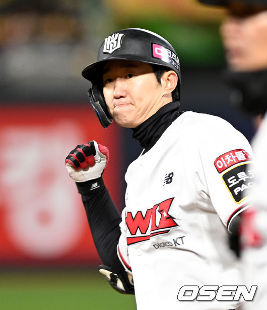 10일 오후 수원 KT위즈파크에서 ‘2023 신한은행 SOL KBO 포스트시즌 한국시리즈’ 3차전 KT 위즈와 LG 트윈스의 경기가 열렸다.5회말 1사 2,3루에서 KT 김민혁이 우중간 적시타를 치고 환호하고 있다. 2023.11.10 /sunday@osen.co.kr
