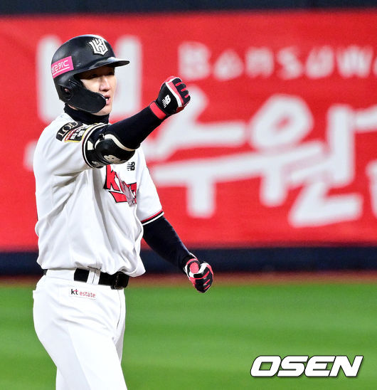 10일 오후 수원 KT위즈파크에서 ‘2023 신한은행 SOL KBO 포스트시즌 한국시리즈’ 3차전 KT 위즈와 LG 트윈스의 경기가 열렸다. 5회말 1사 2, 3루 상황 KT 김민혁이 추격의 1타점 적시타를 날리고 1루에 안착해 기뻐하고 있다. 2023.11.10 / dreamer@osen.co.kr