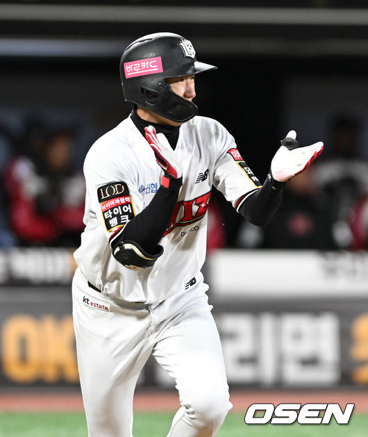 10일 오후 수원 KT위즈파크에서 ‘2023 신한은행 SOL KBO 포스트시즌 한국시리즈’ 3차전 KT 위즈와 LG 트윈스의 경기가 열렸다.5회말 1사 2,3루에서 KT 김민혁이 우중간 적시타를 치고 환호하고 있다. 2023.11.10 /sunday@osen.co.kr