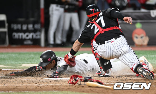 10일 오후 수원 KT위즈파크에서 ‘2023 신한은행 SOL KBO 포스트시즌 한국시리즈’ 3차전 KT 위즈와 LG 트윈스의 경기가 열렸다.5회말 1사 2,3루에서 KT 이호연의 땅볼 때 3루주자 김민혁이 홈으로 쇄도했지만 아웃되고 있다. 2023.11.10 /sunday@osen.co.kr