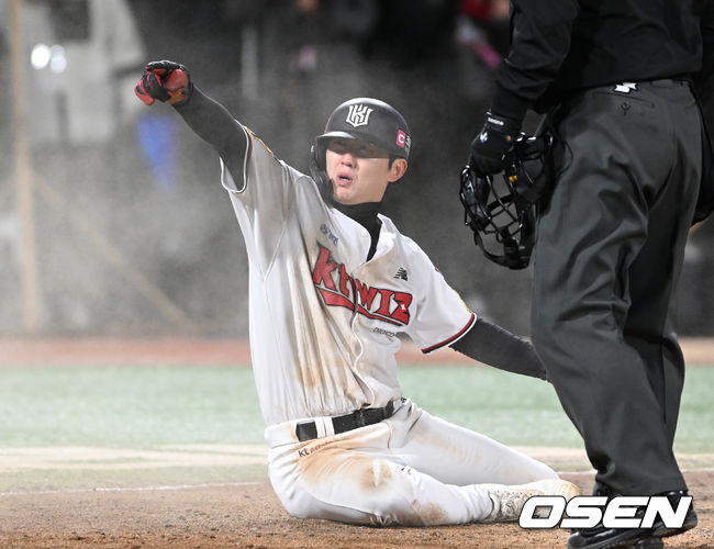 10일 오후 수원 KT위즈파크에서 ‘2023 신한은행 SOL KBO 포스트시즌 한국시리즈’ 3차전 KT 위즈와 LG 트윈스의 경기가 열렸다.5회말 1사 2,3루에서 KT 이호연의 땅볼 때 3루주자 김민혁이 홈으로 쇄도했지만 아웃 판정 됐지마 세이프를 주장하고 있다. 2023.11.10 /sunday@osen.co.kr