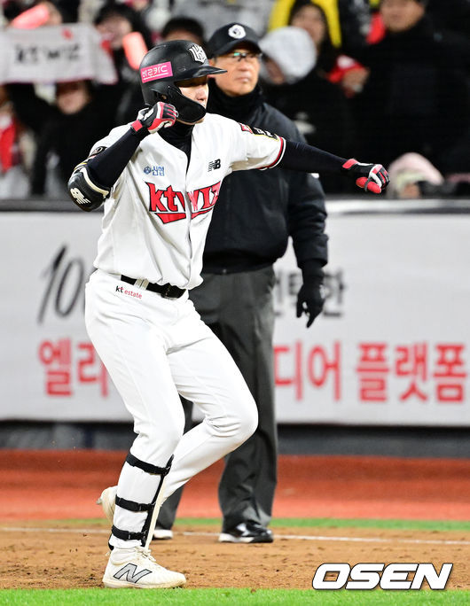 5회말 1사 2,3루에서 KT 김민혁이 1타점 적시타를 날리며 기뻐하고 있다. 2023.11.10 /jpnews@osen.co.kr