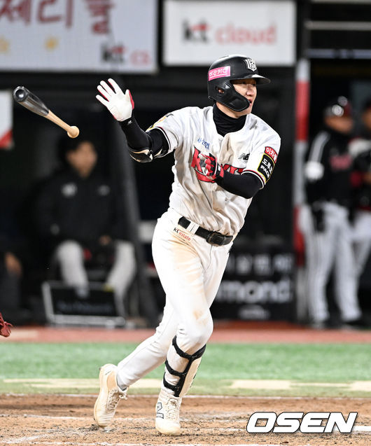 10일 오후 수원 KT위즈파크에서 ‘2023 신한은행 SOL KBO 포스트시즌 한국시리즈’ 3차전 KT 위즈와 LG 트윈스의 경기가 열렸다.7회말 무사에서 KT 김민혁이 우전 안타를 치고 있다. 2023.11.10 /