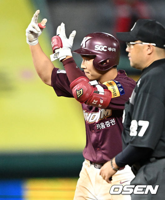 12일 오후 인천 SSG랜더필드에서 2023 신한은행 SOL KBO리그 SSG 랜더스와 키움 히어로즈의 경기가 열렸다.12회초 무사 만루에서 키움 김휘집이 좌중간 2타점 적시 2루타를 치고 환호하고 있다. 2023.08.31 /sunday@osen.co.kr