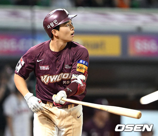 12일 오후 인천 SSG랜더필드에서 2023 신한은행 SOL KBO리그 SSG 랜더스와 키움 히어로즈의 경기가 열렸다.12회초 무사 만루에서 키움 김휘집이 좌중간 2타점 적시 2루타를 치고 환호하고 있다. 2023.08.31 /sunday@osen.co.kr