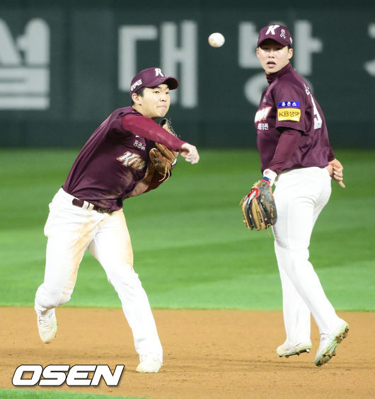 7회말 1사 1,2루 SSG 한유섬의 병살타때 김휘집 유격수가 1루 주자 최정을 잡고 1루 송구하고 있다. 2022.11.01 / soul1014@osen.co.kr