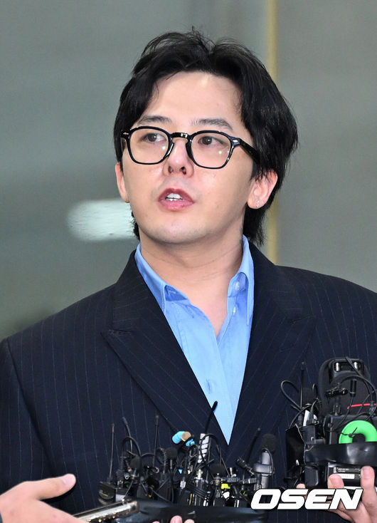 마약류 관리에 관한 법률상 마약 혐의를 받는 가수 지드래곤(35·본명 권지용)이 6일 인천 논현경찰서에 출석했다.지드래곤이 경찰서로 향하며 취재진 질문에 답을 하고 있다. 2023.11.06 /sunday@osen.co.kr