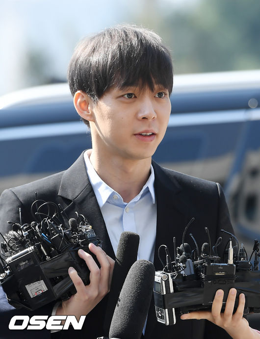 2019년 4월 17일 오전 경기 수원시 장안구 경기남부지방경찰청 앞에서 그룹 JYJ 멤버이자 배우 박유천이 경찰에 소환되고 있다.
