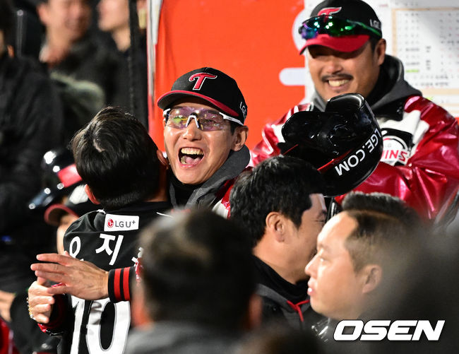 9회초 2사 1,2루에서 LG 오지환이 역전 우월 스리런 홈런을 날리고 염경엽 감독과 기뻐하고 있다. 2023.11.10 /jpnews@osen.co.kr