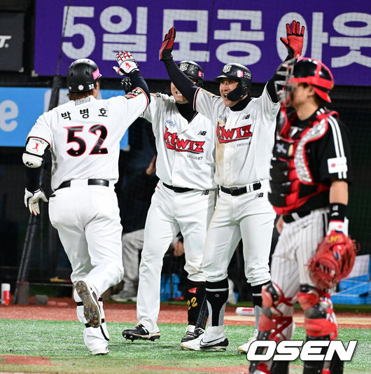 8회말 1사 2루에서 KT 박병호가 역전 투런포를 날리고 동료선수들과 기뻐하고 있다. 2023.11.10 /jpnews@osen.co.kr