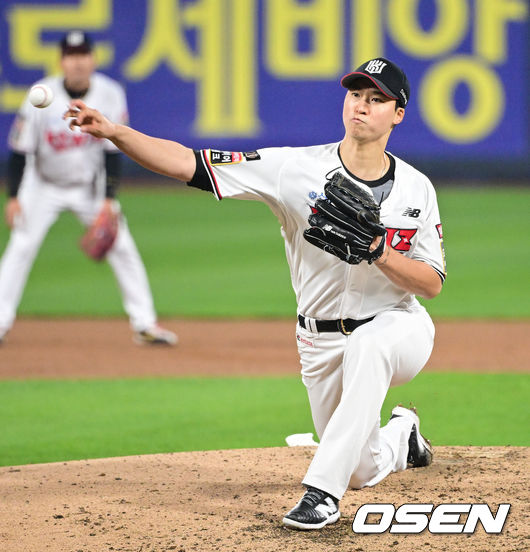 30일 오후 수원 KT위즈파크에서 ‘2023 신한은행 SOL KBO 포스트시즌 플레이오프’ 1차전 KT 위즈와 NC 다이노스의 경기가 열렸다.4회초 무사 1, 3루 상황 마운드에 오른 KT 엄상백이 힘차게 공을 뿌리고 있다. 2023.10.30 /