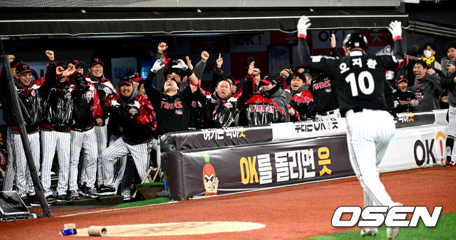 LG가 9회 2아웃 이후에 짜릿한 홈런포로 극적인 역전승을 거뒀다. 한국시리즈 우승 확률 88%를 잡았다. LG는 10일 수원 KT위즈파크에서 열린 2023 KBO리그 한국시리즈(7전 4승제) 3차전 KT와 경기에서 8-7 극적인 승리를 거뒀다. KT 박병호가 8회말 역전 투런 홈런을 터뜨리며 7-5로 앞서 나갔다. 그러나 오지환이 9회 2사 1,2루에서 재역전 결승 스리런 홈런을 쏘아올렸다. KT는 9회말 1사 만루에서 김상수의 병살타로 고개숙였다.9회초 2사 1, 2루 상황 LG 오지환이 역전 우월 스리런포를 날리고 홈을 밟은 뒤 염경엽 감독을 비롯한 코칭스태프, 선수들과 환호하고 있다. 2023.11.10 / dreamer@osen.co.kr