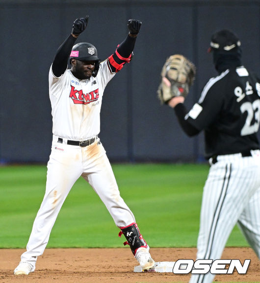 10일 오후 수원 KT위즈파크에서 ‘2023 신한은행 SOL KBO 포스트시즌 한국시리즈’ 3차전 KT 위즈와 LG 트윈스의 경기가 열렸다. 5회말 1사 1, 3루 상황 KT 알포드가 동점 1타점 2루타를 날리고 2루에 안착해 기뻐하고 있다. 2023.11.10 / dreamer@osen.co.kr