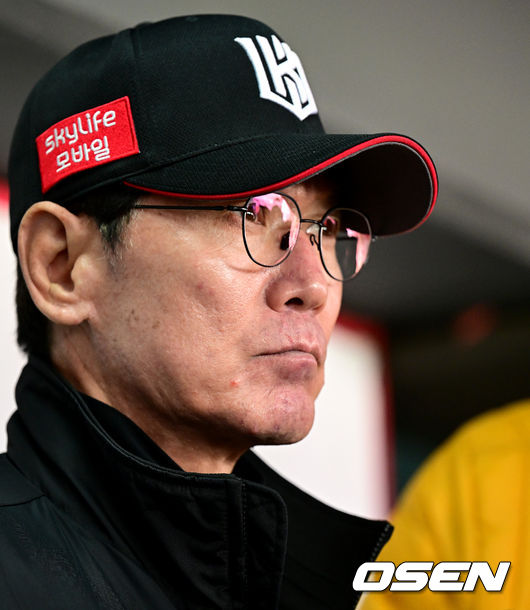 11일 수원 KT위즈파크에서 ‘2023 신한은행 SOL KBO 포스트시즌 한국시리즈’ 4차전 KT 위즈와 LG 트윈스의 경기가 열린다. 경기를 앞두고 KT 이강철 감독이 취재진과 인터뷰를 갖고 있다. 2023.11.11 /