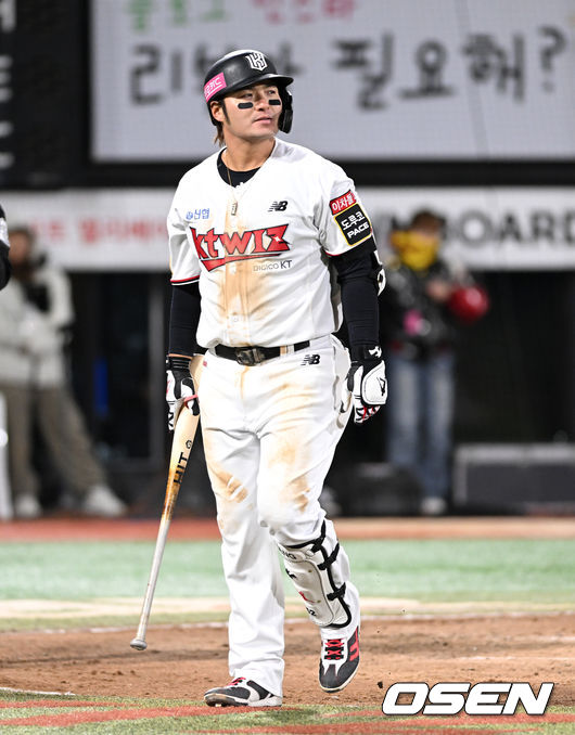 10일 오후 수원 KT위즈파크에서 ‘2023 신한은행 SOL KBO 포스트시즌 한국시리즈’ 3차전 KT 위즈와 LG 트윈스의 경기가 열렸다.6회말 1사 1루에서 KT 박병호가 삼진으로 물러나고 있다. 2023.11.10 /sunday@osen.co.kr