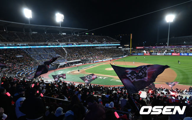 10일 오후 수원 KT위즈파크에서 ‘2023 신한은행 SOL KBO 포스트시즌 한국시리즈’ 3차전 KT 위즈와 LG 트윈스의 경기가 열렸다.KT 팬들이 열띤 응원을 펼치고 있다. 2023.11.10 /