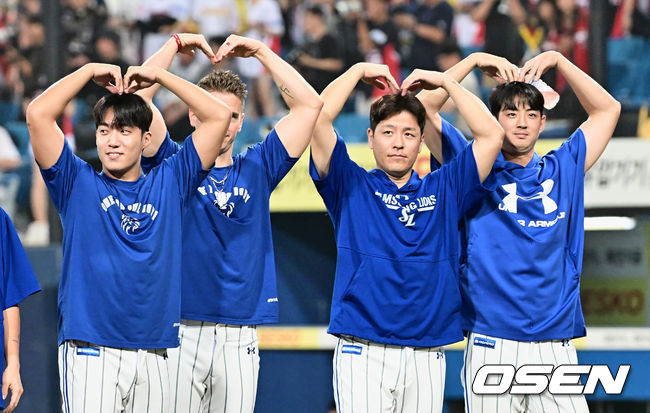 삼성 라이온즈 원태인, 뷰캐넌, 강민호, 구자욱이 KIA 타이거즈에 12-2로 완승하고 팬들에게 하트 인사를 하고 있다. 2023.08.18 / foto0307@osen.co.kr