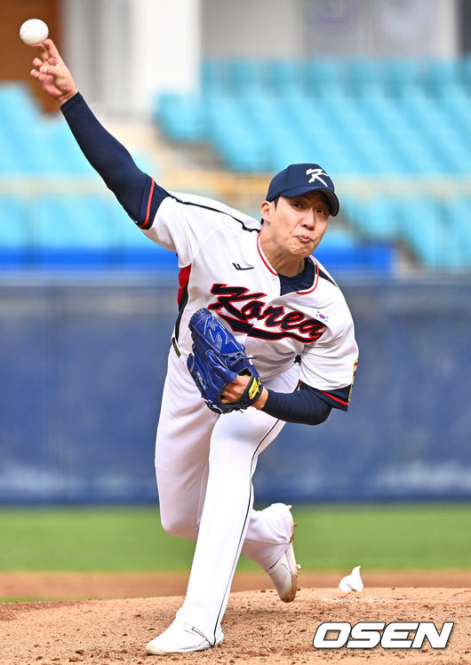 APBC 대표팀 원태인(상무 선발)이 역투하고 있다. 2023.11.11 / foto0307@osen.co.kr