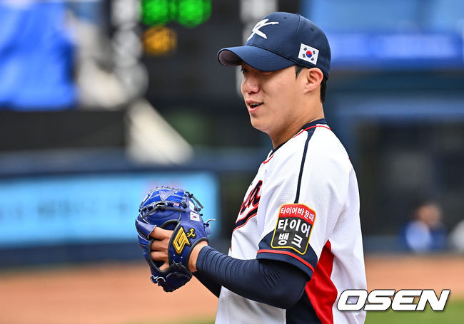 APBC 대표팀 원태인(상무 소속)이 불펜 투구를 하다 미소짓고 있다. 2023.11.11 / foto0307@osen.co.kr