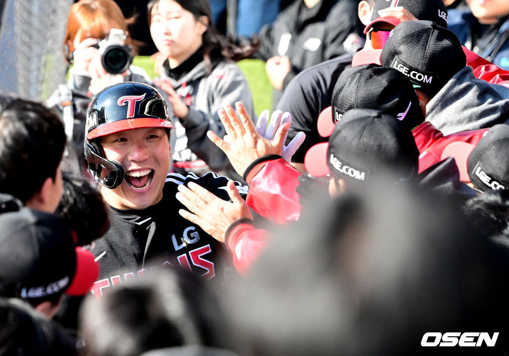 11일 수원 KT위즈파크에서 ‘2023 신한은행 SOL KBO 포스트시즌 한국시리즈’ 4차전 KT 위즈와 LG 트윈스의 경기가 열렸다.1회초 1사 1루에서 LG 김현수가 선제 우월 투런포를 날리며 동료선수들과 기뻐하고 있다. 2023.11.11 /jpnews@osen.co.kr