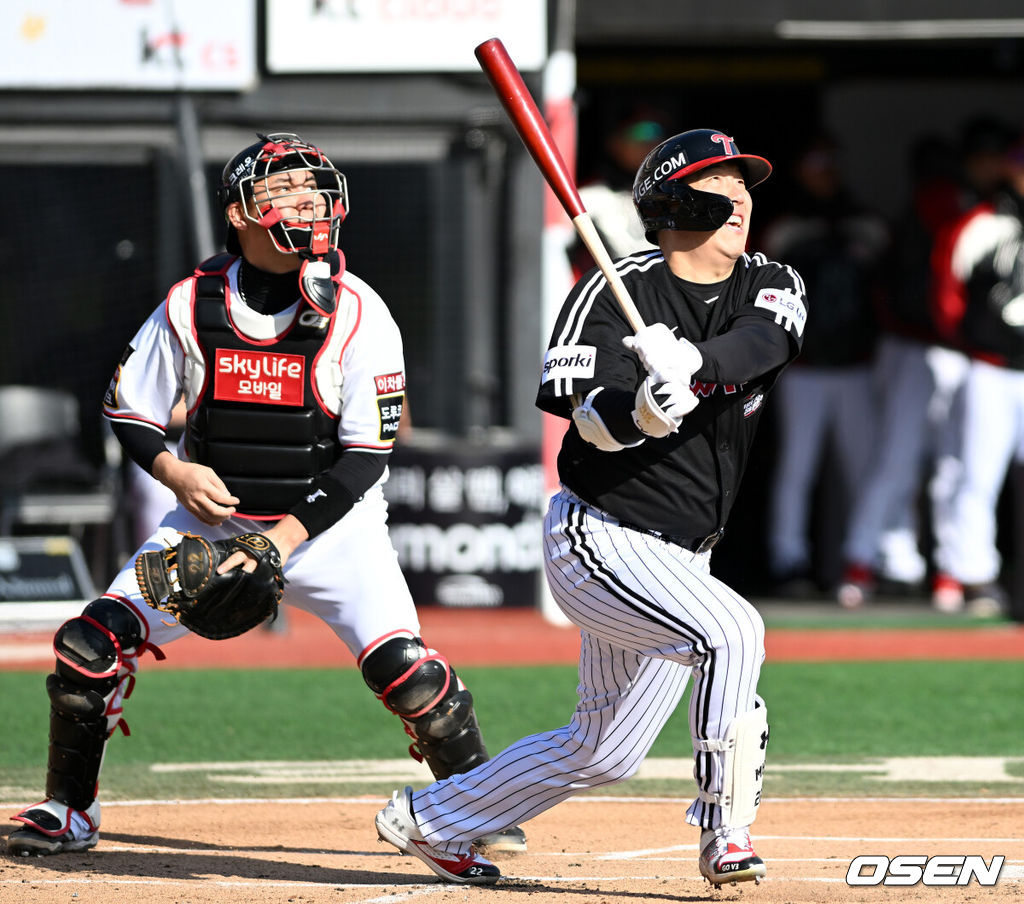 11일 수원 KT위즈파크에서 ‘2023 신한은행 SOL KBO 포스트시즌 한국시리즈’ 4차전 KT 위즈와 LG 트윈스의 경기가 열렸다.1회초 1사 1루에서 LG 김현수가 우월 투런 홈런을 치고 있다. 2023.11.11 /sunday@osen.co.kr