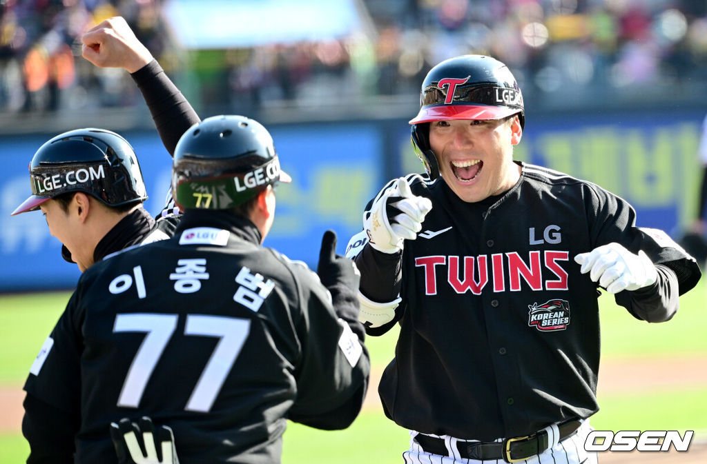 11일 수원 KT위즈파크에서 ‘2023 신한은행 SOL KBO 포스트시즌 한국시리즈’ 4차전 KT 위즈와 LG 트윈스의 경기가 열렸다. 1회초 1사 1루 상황 LG 김현수가 선제 우월 투런포를 날리고 홈을 밟은 뒤 박해민-이종범 코치와 기뻐하고 있다. 2023.11.11 / dreamer@osen.co.kr