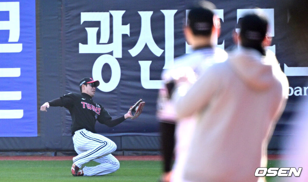 11일 수원 KT위즈파크에서 ‘2023 신한은행 SOL KBO 포스트시즌 한국시리즈’ 4차전 KT 위즈와 LG 트윈스의 경기가 열렸다. 2회말 2사 주자없는 상황 KT 문상철의 뜬공 타구를 LG 우익수 홍창기가 몸을 날려 잡아내고 있다. 2023.11.11 / dreamer@osen.co.kr