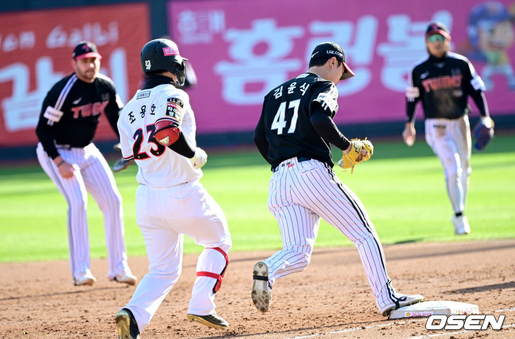 11일 수원 KT위즈파크에서 ‘2023 신한은행 SOL KBO 포스트시즌 한국시리즈’ 4차전 KT 위즈와 LG 트윈스의 경기가 열렸다. 3회말 2사 주자없는 상황 KT 조용호의 내야 땅볼 때 LG 선발 김윤식이 송구를 받아 1루 포스아웃 시키고 있다. 2023.11.11 / dreamer@osen.co.kr