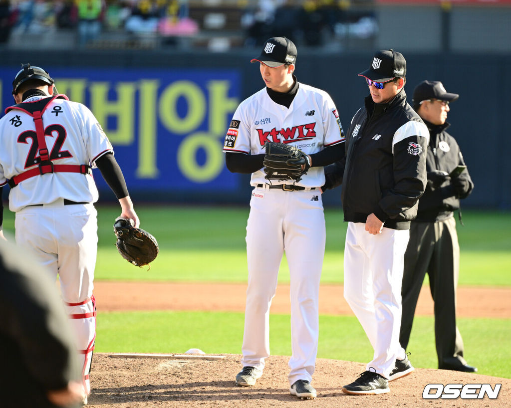 11일 수원 KT위즈파크에서 ‘2023 신한은행 SOL KBO 포스트시즌 한국시리즈’ 4차전 KT 위즈와 LG 트윈스의 경기가 열렸다. 5회초 무사 1루 상황 KT 선발 엄상백이 마운드를 내려가고 있다. 2023.11.11 / dreamer@osen.co.kr