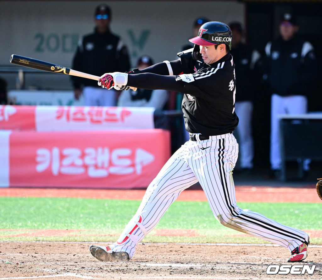 11일 수원 KT위즈파크에서 ‘2023 신한은행 SOL KBO 포스트시즌 한국시리즈’ 4차전 KT 위즈와 LG 트윈스의 경기가 열렸다.5회초 1사 2루에서 LG 홍창기가 1타점 우전 적시타를 날리고 있다. 2023.11.11 /jpnews@osen.co.kr