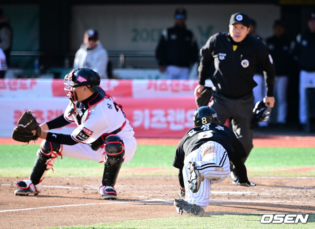 11일 수원 KT위즈파크에서 ‘2023 신한은행 SOL KBO 포스트시즌 한국시리즈’ 4차전 KT 위즈와 LG 트윈스의 경기가 열렸다.5회초 1사 2루에서 LG 문성주가 홍창기의 1타점 우전 적시타에 홈에서 KT 장성우의 태그에 앞서 세이프되고 있다. 2023.11.11 /jpnews@osen.co.kr