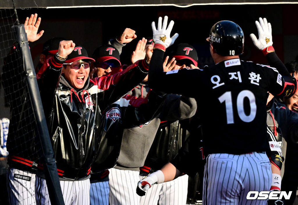 11일 수원 KT위즈파크에서 ‘2023 신한은행 SOL KBO 포스트시즌 한국시리즈’ 4차전 KT 위즈와 LG 트윈스의 경기가 열렸다. 7회초 1사 1, 3루 상황 LG 오지환이 달아나는 좌월 스리런포를 날리고 염경엽 감독과 환호하고 있다. 2023.11.11 / dreamer@osen.co.kr