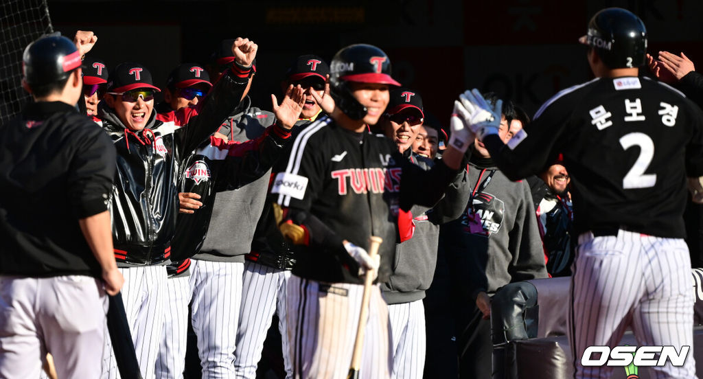 11일 수원 KT위즈파크에서 ‘2023 신한은행 SOL KBO 포스트시즌 한국시리즈’ 4차전 KT 위즈와 LG 트윈스의 경기가 열렸다. 6회초 1사 1루 상황 LG 문보경이 달아나는 좌월 투런포를 날리고 홈을 밟은 뒤 염경엽 감독을 비롯한 코칭스태프와 기뻐하고 있다. 2023.11.11 / dreamer@osen.co.kr