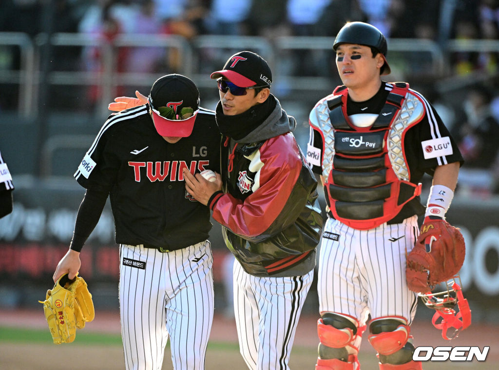 11일 수원 KT위즈파크에서 ‘2023 신한은행 SOL KBO 포스트시즌 한국시리즈’ 4차전 KT 위즈와 LG 트윈스의 경기가 열렸다.6회말 2사 1루에서 LG 김윤식이 교체되며 김경태 코치의 축하를 받고 있다. 2023.11.11 /jpnews@osen.co.kr