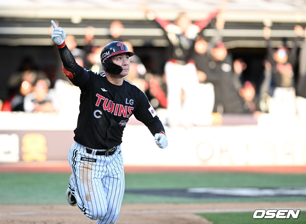 11일 수원 KT위즈파크에서 ‘2023 신한은행 SOL KBO 포스트시즌 한국시리즈’ 4차전 KT 위즈와 LG 트윈스의 경기가 열렸다.7회초 1사 1,3루에서 LG 오지환이 우월 스리런 홈런을 치고 환호하고 있다. 2023.11.11 /sunday@osen.co.kr