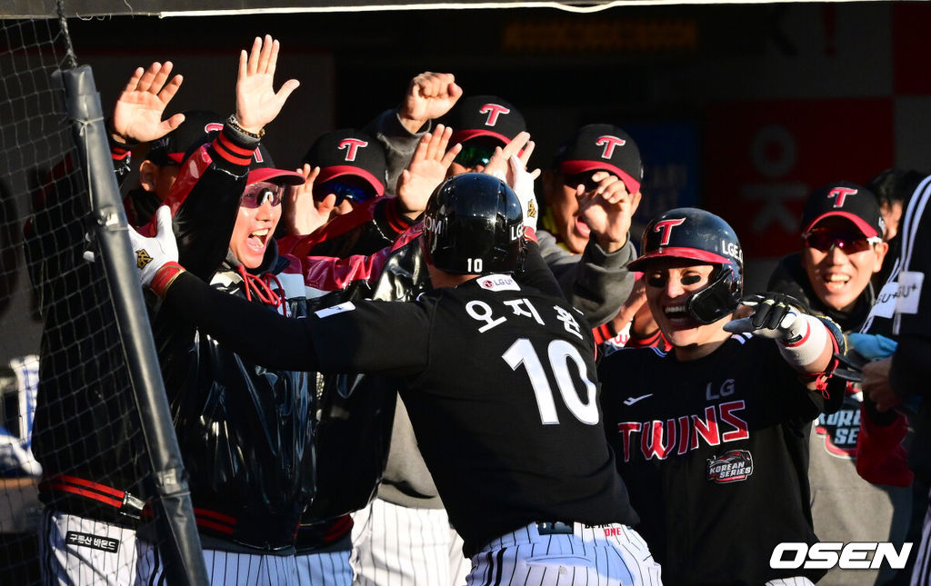 11일 수원 KT위즈파크에서 ‘2023 신한은행 SOL KBO 포스트시즌 한국시리즈’ 4차전 KT 위즈와 LG 트윈스의 경기가 열렸다. 7회초 1사 1, 3루 상황 LG 오지환이 달아나는 좌월 스리런포를 날리고 염경엽 감독과 환호하고 있다. 2023.11.11 / dreamer@osen.co.kr