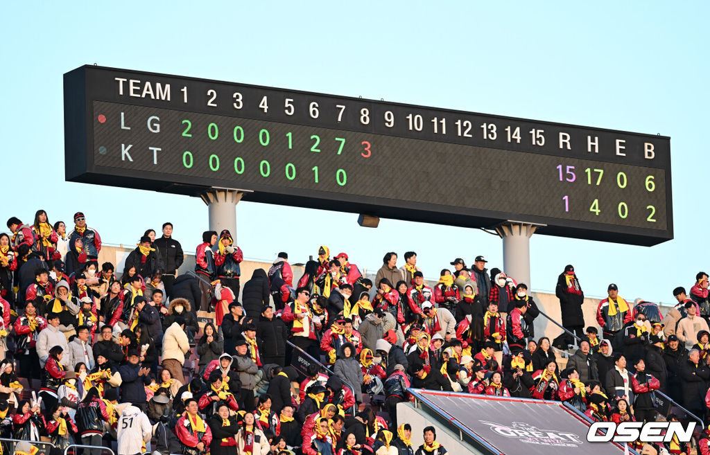 11일 수원 KT위즈파크에서 ‘2023 신한은행 SOL KBO 포스트시즌 한국시리즈’ 4차전 KT 위즈와 LG 트윈스의 경기가 열렸다.8회말 경기에 앞서 전광판에 양팀 스코어가 표시돼 있다. 2023.11.11 /sunday@osen.co.kr