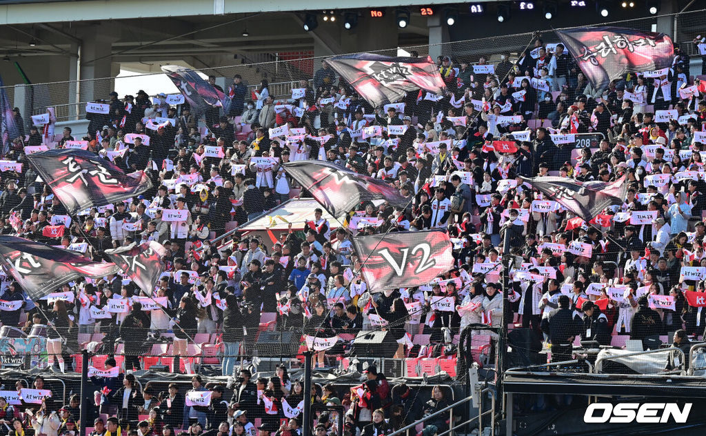 11일 수원 KT위즈파크에서 ‘2023 신한은행 SOL KBO 포스트시즌 한국시리즈’ 4차전 KT 위즈와 LG 트윈스의 경기가 열렸다.KT 팬들이 열띤 응원을 선보이고 있다. 2023.11.11 /jpnews@osen.co.kr