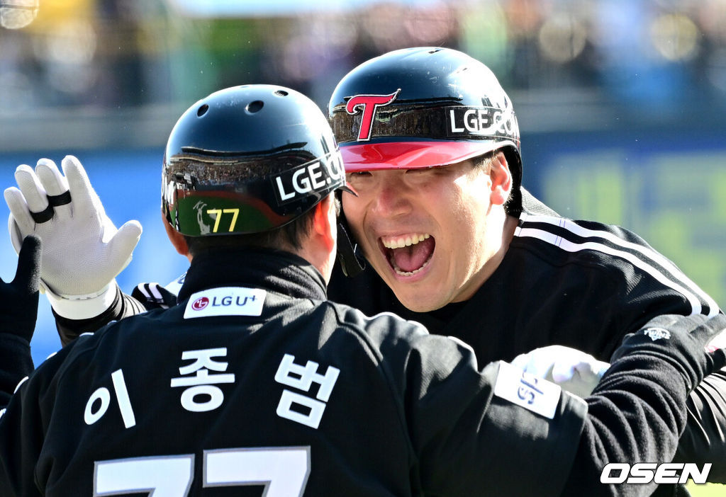 11일 수원 KT위즈파크에서 ‘2023 신한은행 SOL KBO 포스트시즌 한국시리즈’ 4차전 KT 위즈와 LG 트윈스의 경기가 열렸다. 1회초 1사 1루 상황 LG 김현수가 선제 우월 투런포를 날리고 홈을 밟으며 이종범 코치와 기뻐하고 있다. 2023.11.11 / dreamer@osen.co.kr