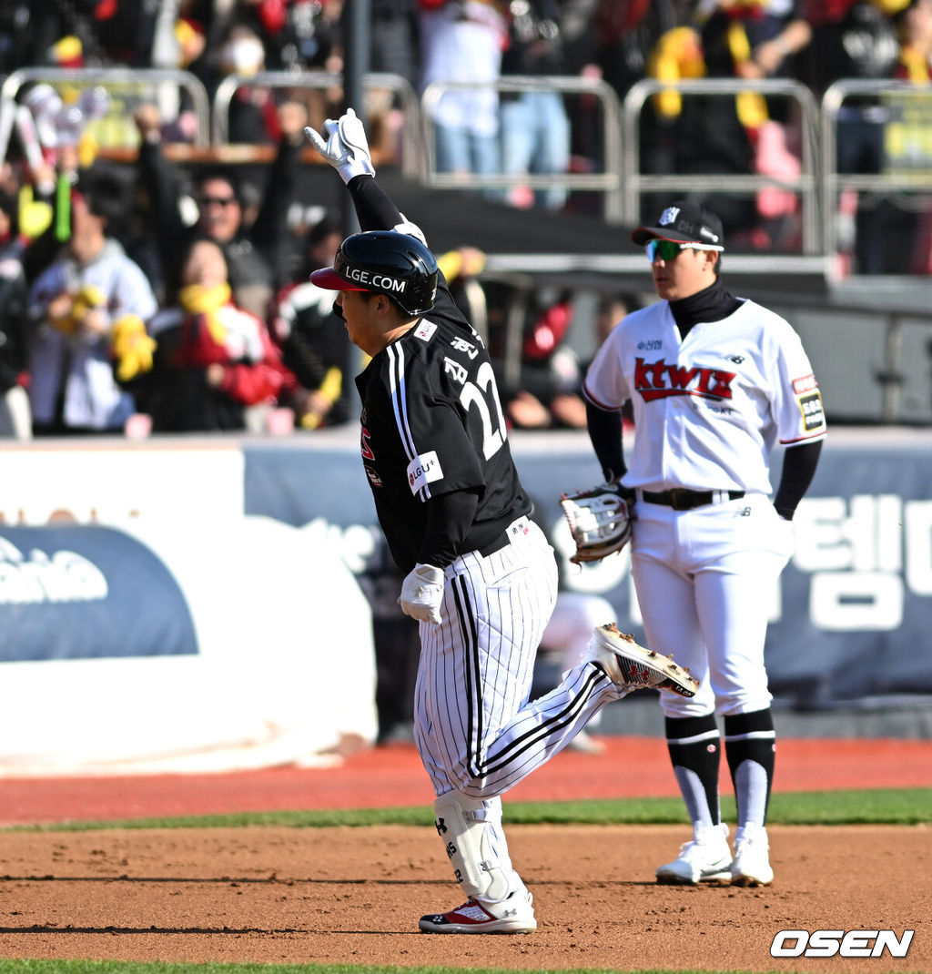 11일 수원 KT위즈파크에서 ‘2023 신한은행 SOL KBO 포스트시즌 한국시리즈’ 4차전 KT 위즈와 LG 트윈스의 경기가 열렸다.1회초 1사 1루에서 LG 김현수가 우월 투런 홈런을 치고 그라운드를 돌며 환호하고 있다. 2023.11.11 /sunday@osen.co.kr