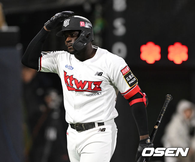 10일 오후 수원 KT위즈파크에서 ‘2023 신한은행 SOL KBO 포스트시즌 한국시리즈’ 3차전 KT 위즈와 LG 트윈스의 경기가 열렸다.2회말 1사 1루에서 KT 알포드가 삼진으로 물러나며 아쉬워하고 있다. 2023.11.10 /sunday@osen.co.kr