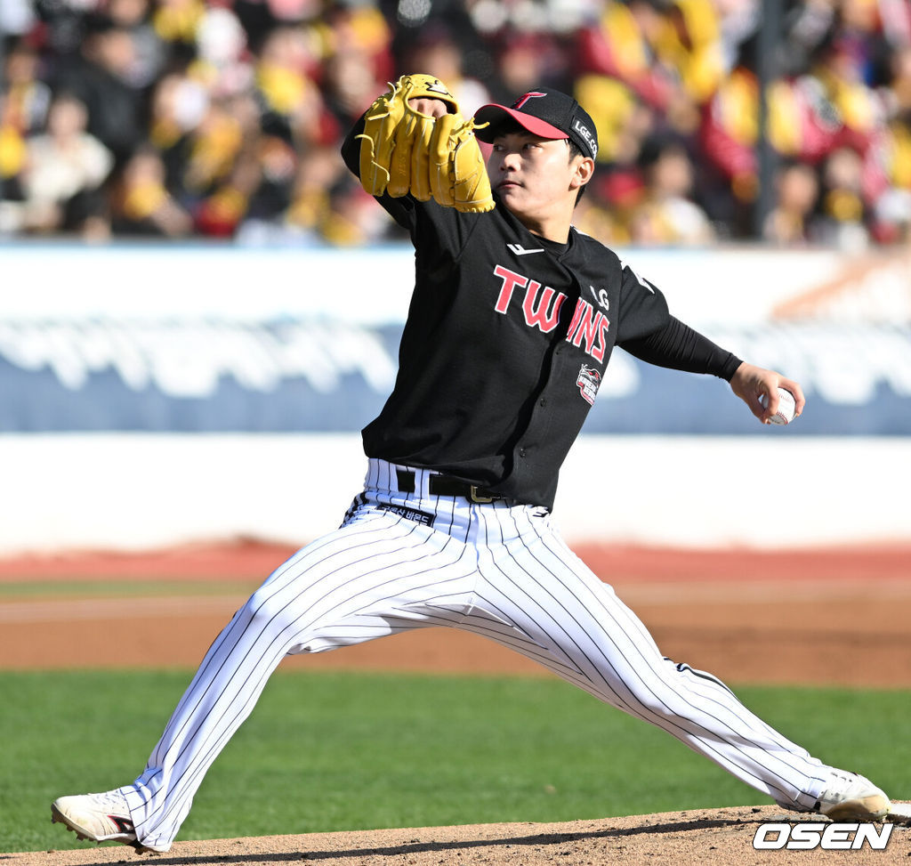 11일 수원 KT위즈파크에서 ‘2023 신한은행 SOL KBO 포스트시즌 한국시리즈’ 4차전 KT 위즈와 LG 트윈스의 경기가 열렸다.1회말 무사에서 LG 선발투수 김윤식이 역투하고 있다. 2023.11.11 /sunday@osen.co.kr