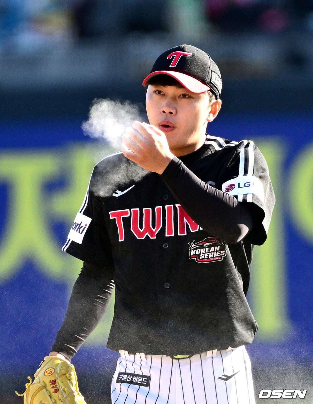11일 수원 KT위즈파크에서 ‘2023 신한은행 SOL KBO 포스트시즌 한국시리즈’ 4차전 KT 위즈와 LG 트윈스의 경기가 열렸다. 3회말 투구를 앞둔 LG 선발 김윤식이 손에 묻은 로진을 불고 있다. 2023.11.11 / dreamer@osen.co.kr
