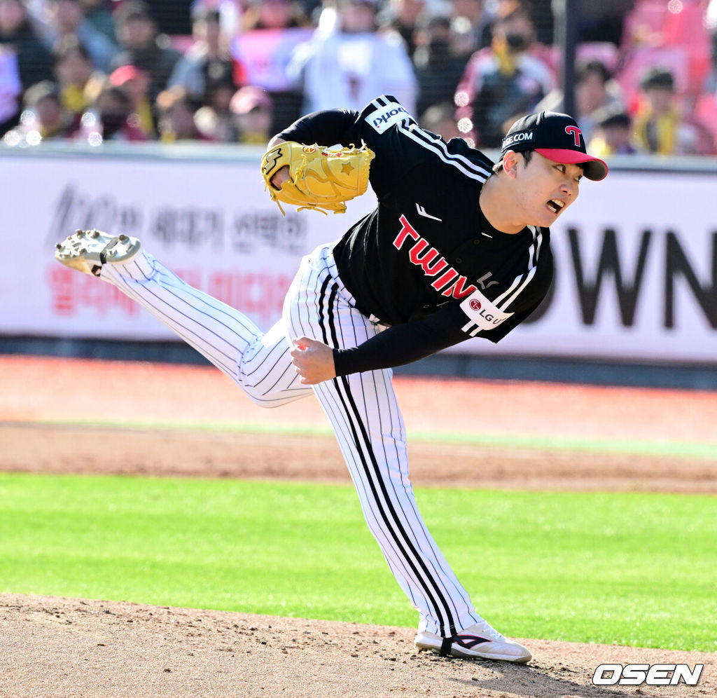11일 수원 KT위즈파크에서 ‘2023 신한은행 SOL KBO 포스트시즌 한국시리즈’ 4차전 KT 위즈와 LG 트윈스의 경기가 열렸다.1회말 LG 김윤식이 역투하고 있다. 2023.11.11 /jpnews@osen.co.kr