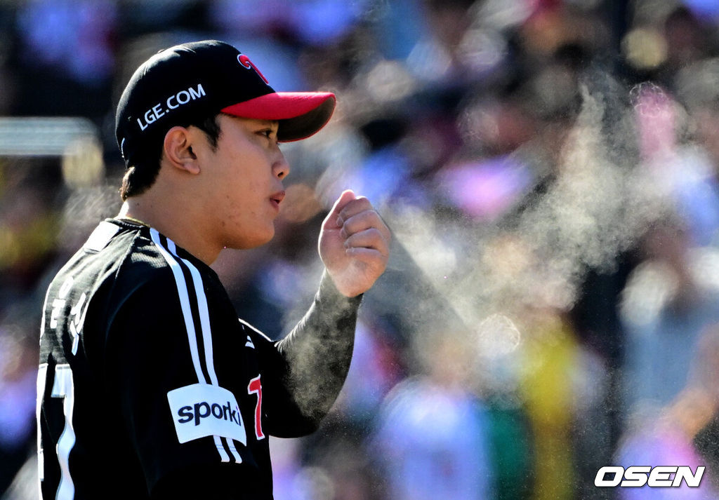 11일 수원 KT위즈파크에서 ‘2023 신한은행 SOL KBO 포스트시즌 한국시리즈’ 4차전 KT 위즈와 LG 트윈스의 경기가 열렸다.4회말 무사에서 LG 김윤식이 KT 배정대에 볼넷을 허용하며 아쉬워하고 있다. 2023.11.11 /jpnews@osen.co.kr